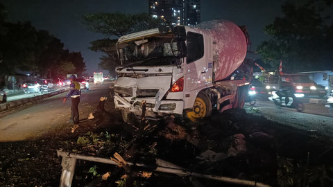 Truk Tabrak Pohon dan Tiang Lampu Jalan Soekarno-Hatta Bandung, Sopir Terjepit