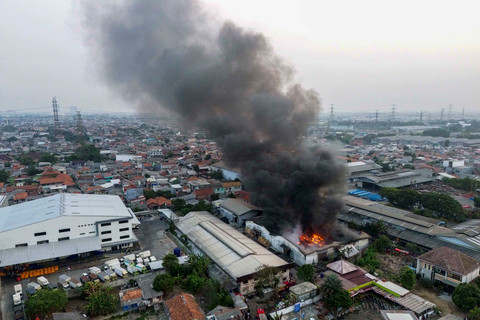 Upaya Pemadam Kebakaran Padamkan Kebakaran di Gudang Bekasi Utara