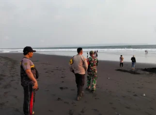 Warga Jombang Hilang Terseret Ombak di Pantai Paseban Jember