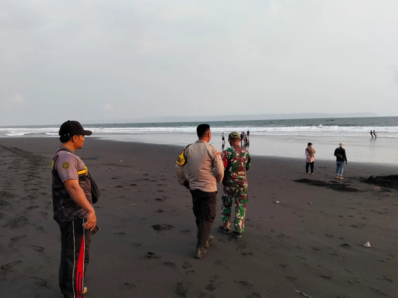 Warga Jombang Hilang Terseret Ombak di Pantai Paseban Jember