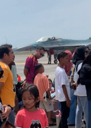 Warga Padati Bandara Hang Nadim, Rela Jalan 3 Km demi Lihat Jet Tempur F-16