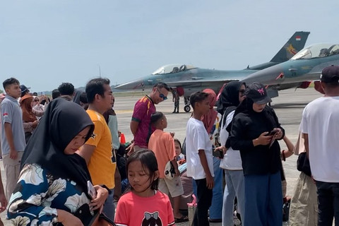Warga Padati Bandara Hang Nadim, Rela Jalan 3 Km demi Lihat Jet Tempur F-16