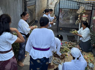 Warga Tibubeneng Bali Gelar Upacara Pembersihan Teras Tempat Mesum WN Australia