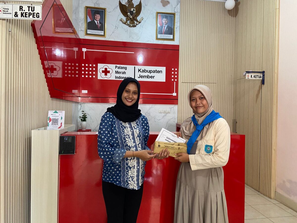 PMR SMPN 1 Jember Salurkan Donasi untuk Korban Gempa NTT