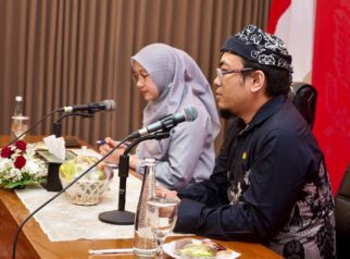 Bupati Banyuwangi Ipuk Fiestiandani bersama Ketua IAI Jawa Timur Fafan Tri Afandy