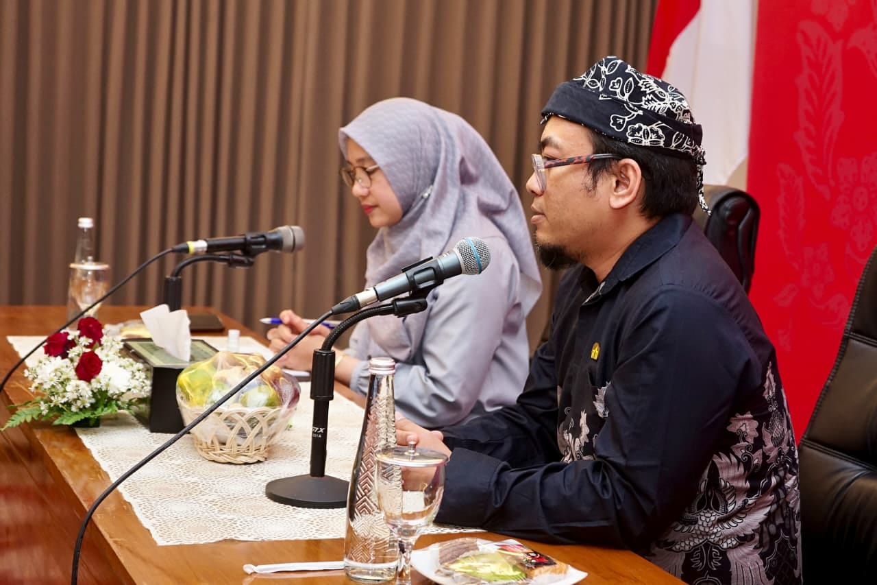 Bupati Banyuwangi Ipuk Fiestiandani bersama Ketua IAI Jawa Timur Fafan Tri Afandy