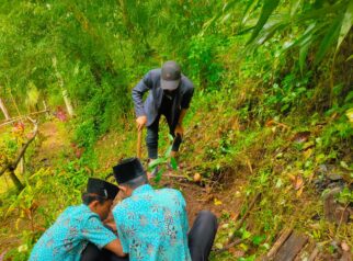 Dinas PU Pengairan Banyuwangi Jaga Keberlanjutan Sumber Air Lewat Penanaman Pohon