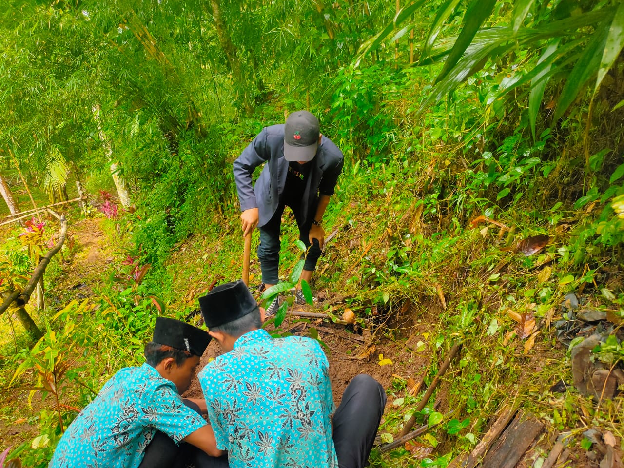 Dinas PU Pengairan Banyuwangi Jaga Keberlanjutan Sumber Air Lewat Penanaman Pohon