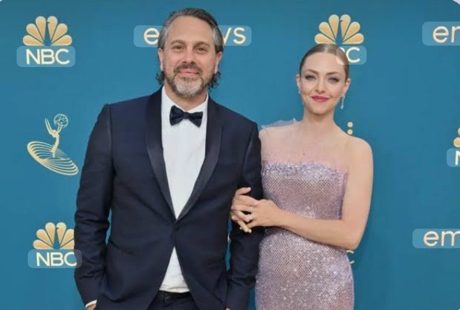 Amanda Seyfried dan Thomas Sadoski Umumkan Perpisahan Setelah 9 Tahun Menikah