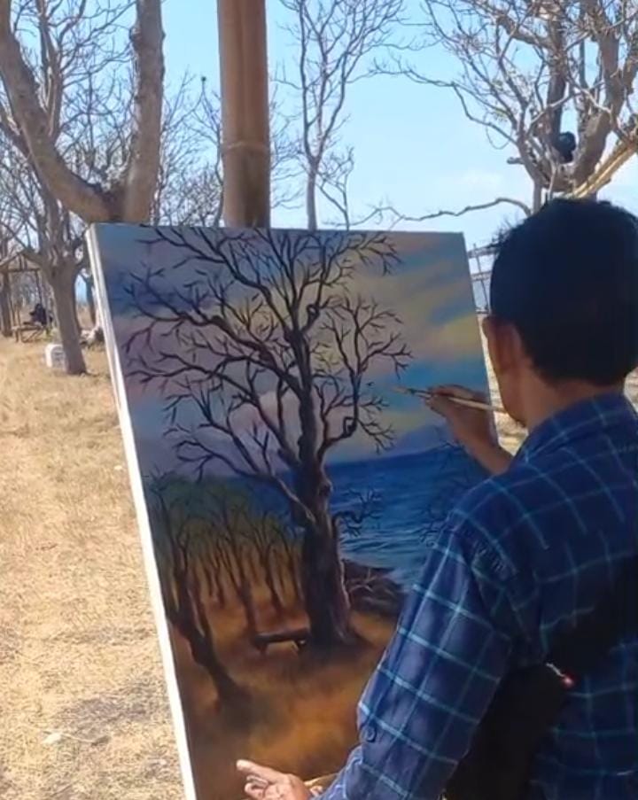 Seniman Banyuwangi melukis langsung di kawasan Pantai Savana Pakem