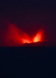 Foto Gunung Anak Krakatau Erupsi Lagi, Semburkan Lava Pijar