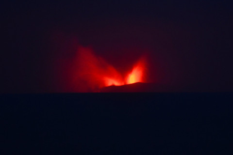 Foto Gunung Anak Krakatau Erupsi Lagi, Semburkan Lava Pijar