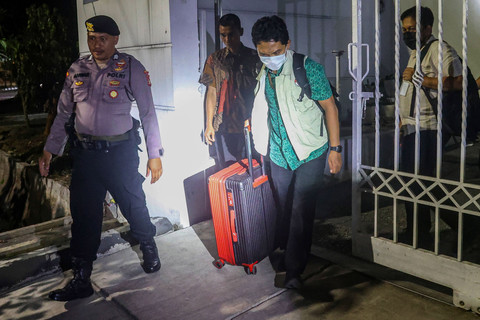 Foto KPK Geledah Rumah Dirjen PPTR BPN Lampri di Bekasi, Bawa 4 Koper