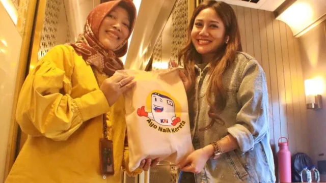 Hari Pelanggan Nasional, KAI Daop 7 Madiun Berikan Sambutan Ramah dan Souvenir di Stasiun