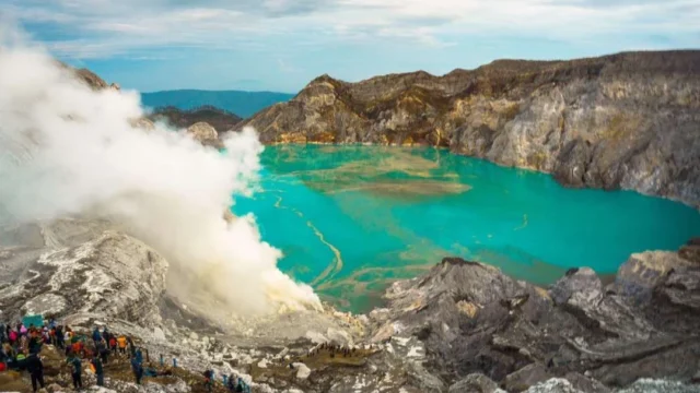 Kawah Ijen Kembali Dibuka untuk Wisatawan Setelah Kebakaran Hutan