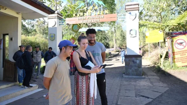 Kunjungan TWA Kawah Ijen Ditutup Akibat Kebakaran, Turis Asing Terpaksa Batalkan Pendakian