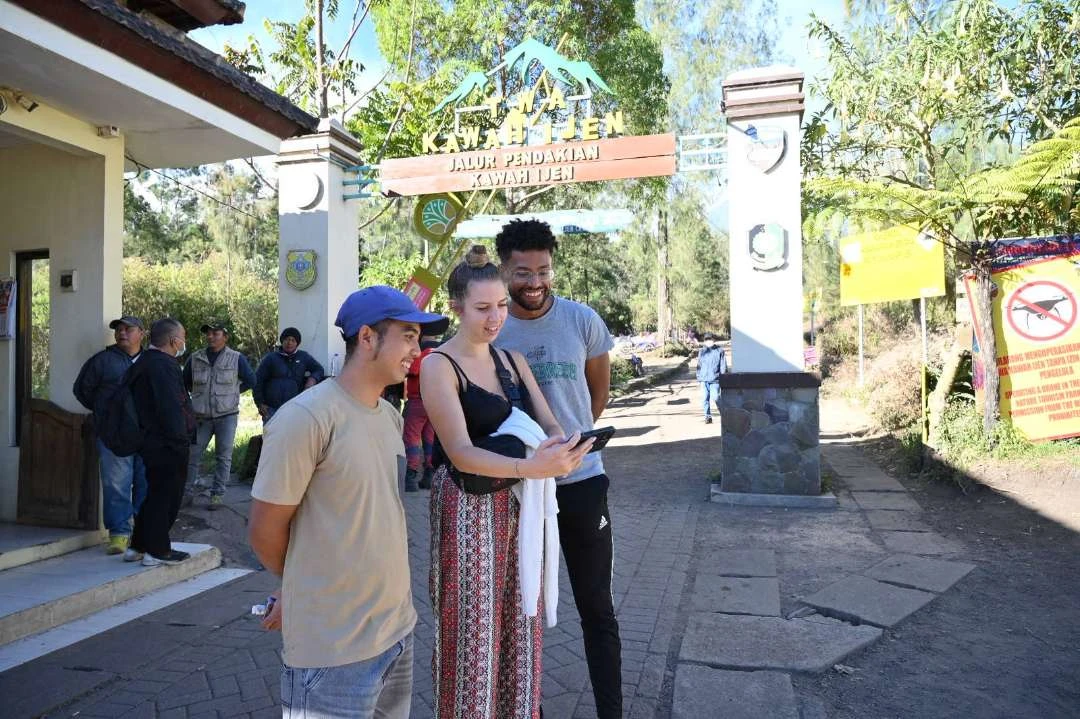 Kunjungan TWA Kawah Ijen Ditutup Akibat Kebakaran, Turis Asing Terpaksa Batalkan Pendakian