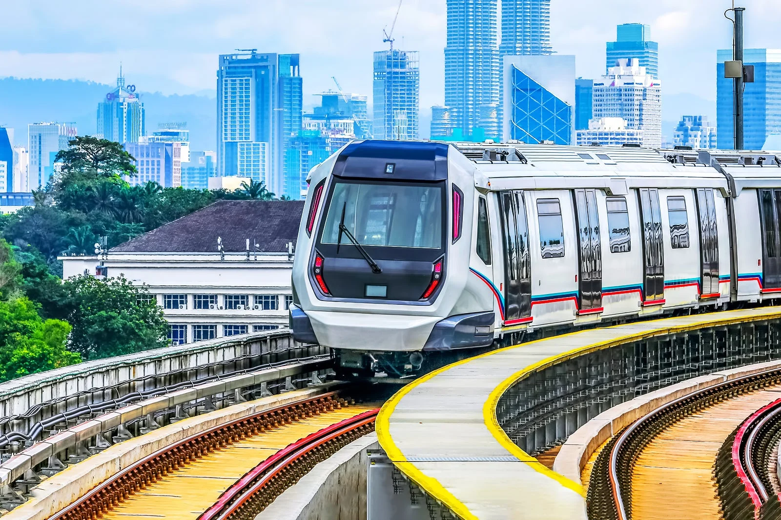 LRT Jakarta Terapkan Tarif Promo Rp8 Selama 8 Hari, Stok BBM di Sulsel Dipastikan Aman