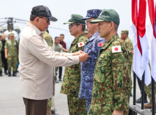Menhan Sjafrie Beri Penghargaan Bagi Pasukan Jepang yang Bantu Padamkan Karhutla