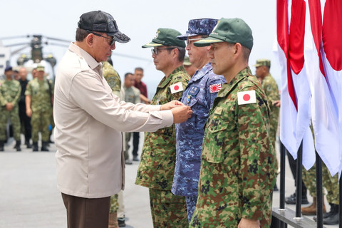 Menhan Sjafrie Beri Penghargaan Bagi Pasukan Jepang yang Bantu Padamkan Karhutla