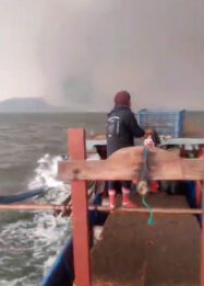 Momen Kapal Nelayan di Lampung Kena Hujan Batu Letusan Gunung Anak Krakatau