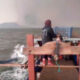 Momen Kapal Nelayan di Lampung Kena Hujan Batu Letusan Gunung Anak Krakatau