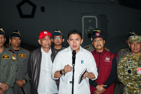 Seskab Teddy Laporkan 64 Pesawat dan 54.394 Personel Dikerahkan Tangani Karhutla