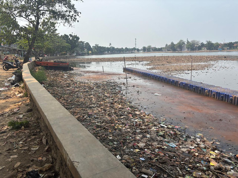 Setu Cilodong Makin Dangkal, Sampah dan Lumpur Mengepung dari Berbagai Penjuru