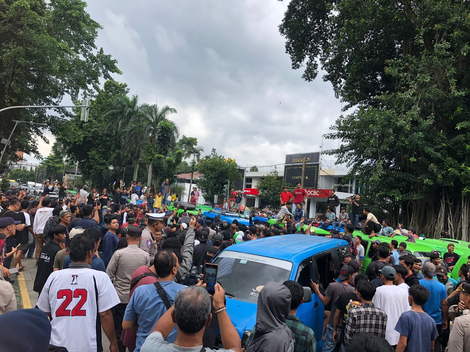 Tolak Aturan 20 Tahun, Ratusan Sopir Angkot Demo di Balai Kota Bogor Tuntut Kompensasi dan Peremajaan