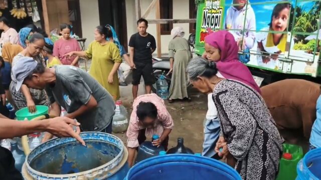 10 Bulan Dilanda Kekeringan, Warga Kronjo Tangerang Berebut Air Bersih