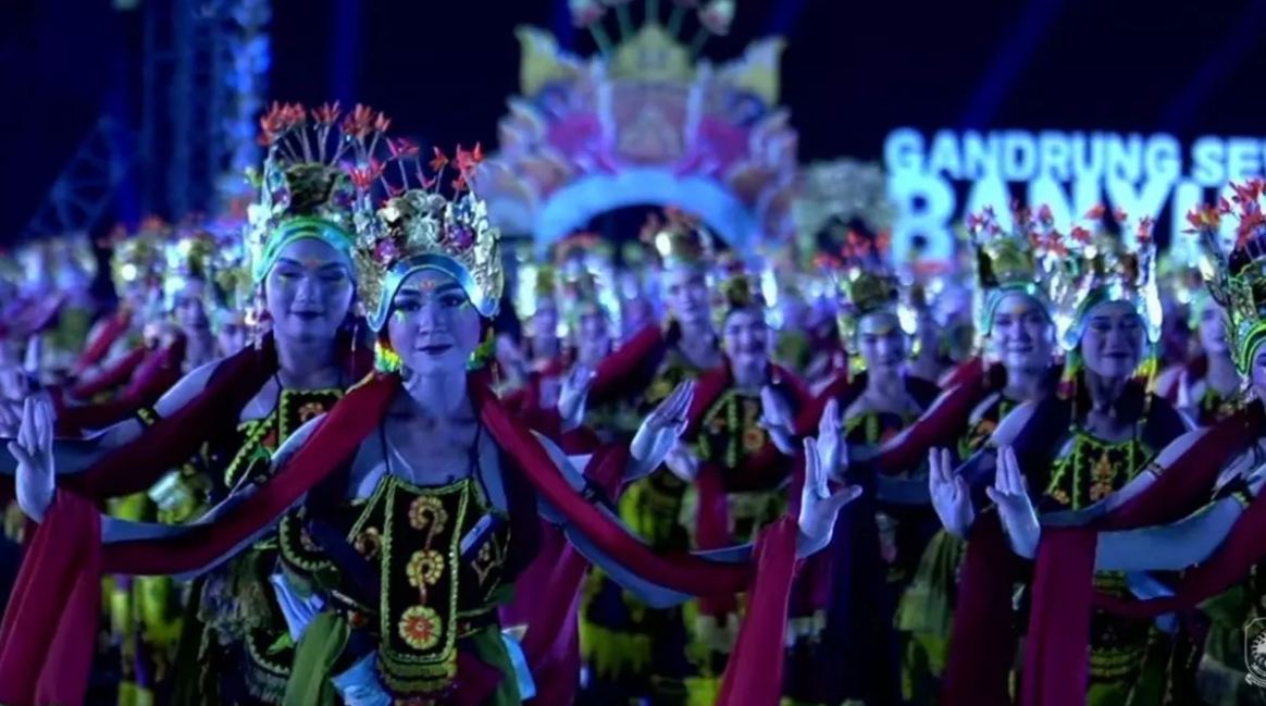 Gandrung Sewu 2026 Tampil Perdana pada Malam Hari, 1.300 Penari Pukau Puluhan Ribu Penonton