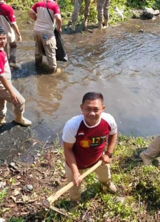 Gerindra Kota Kediri Bersihkan Bantaran Sungai Kaliombo Lewat Program ASRI
