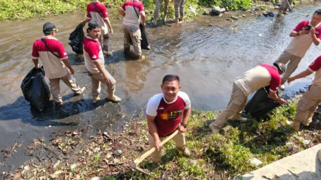 Gerindra Kota Kediri Bersihkan Bantaran Sungai Kaliombo Lewat Program ASRI