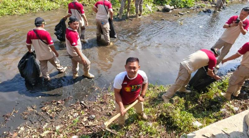 Gerindra Kota Kediri Bersihkan Bantaran Sungai Kaliombo Lewat Program ASRI