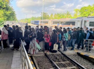 Penumpang turun dari KA Sangkuriang di Stasiun Banyuwangi Kota saat kedatangan kereta api.