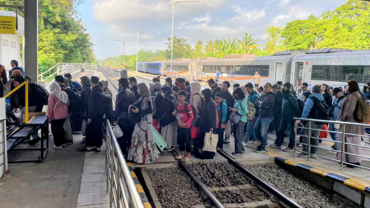 Penumpang turun dari KA Sangkuriang di Stasiun Banyuwangi Kota saat kedatangan kereta api.