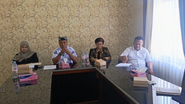 Ruang rapat BK DPRD Banyuwangi dihadiri Ficky Septialinda Suwito Umi Kulsum H Susiyanto dan A Karyadi