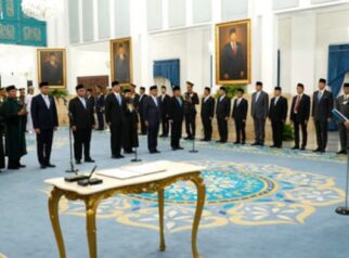 Presiden Republik Indonesia Prabowo Subianto melantik Jenderal TNI Tandyo Budi Revita sebagai Kepala Staf Angkatan Darat (KSAD) di Istana Negara, Jakarta