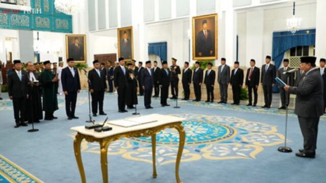 Presiden Republik Indonesia Prabowo Subianto melantik Jenderal TNI Tandyo Budi Revita sebagai Kepala Staf Angkatan Darat (KSAD) di Istana Negara, Jakarta