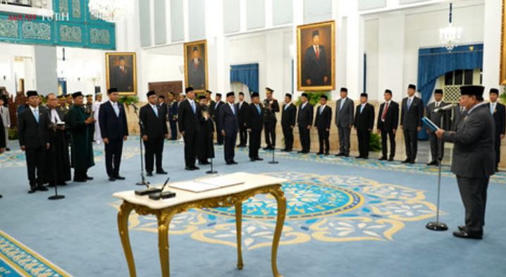 Presiden Republik Indonesia Prabowo Subianto melantik Jenderal TNI Tandyo Budi Revita sebagai Kepala Staf Angkatan Darat (KSAD) di Istana Negara, Jakarta