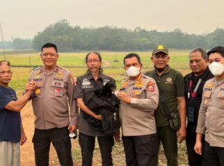Aksi Heroik Polri Selamatkan Anak Beruang Madu dari Kepungan Karhutla Kalteng, Bertaruh Nyawa di Tengah Asap