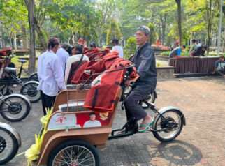 Bahagia Tukang Becak di Purwakarta Dapat Bantuan Becak Listrik dari Prabowo