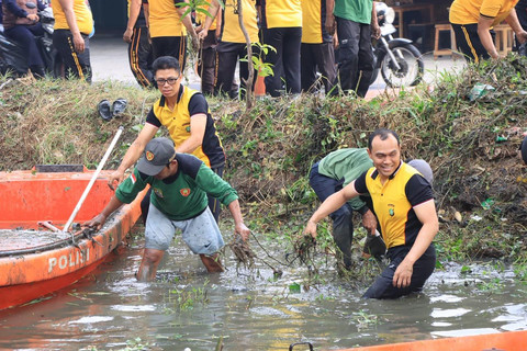 Bersihkan Kali Baru, Kapolres Metro Bekasi Kota Perkuat Gerakan Green Policing