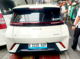 BYD Tabrak 5 Kendaraan hingga Lindas Ojol di Jaksel, Sopir Ditahan Polisi