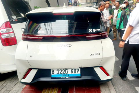 BYD Tabrak 5 Kendaraan hingga Lindas Ojol di Jaksel, Sopir Ditahan Polisi