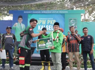Cak Imin Berikan Bantuan Uang Tunai dan Pangan ke Relawan Karhutla Kalsel