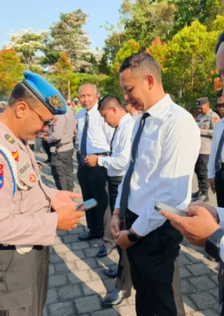 Cegah Judol-Pinjol, Propam Polres Jembrana Periksa HP Personiel LPP RRI