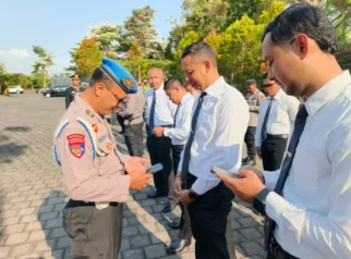 Cegah Judol-Pinjol, Propam Polres Jembrana Periksa HP Personiel LPP RRI