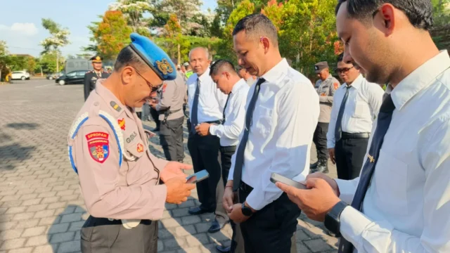 Cegah Judol-Pinjol, Propam Polres Jembrana Periksa HP Personiel LPP RRI