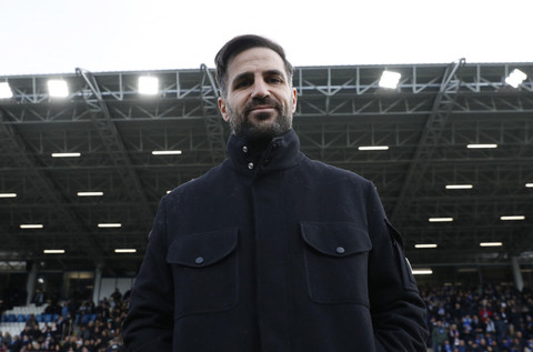 Cesc Fabregas Sesali Instruksi Turunkan Tempo Saat Como Bantai Man United